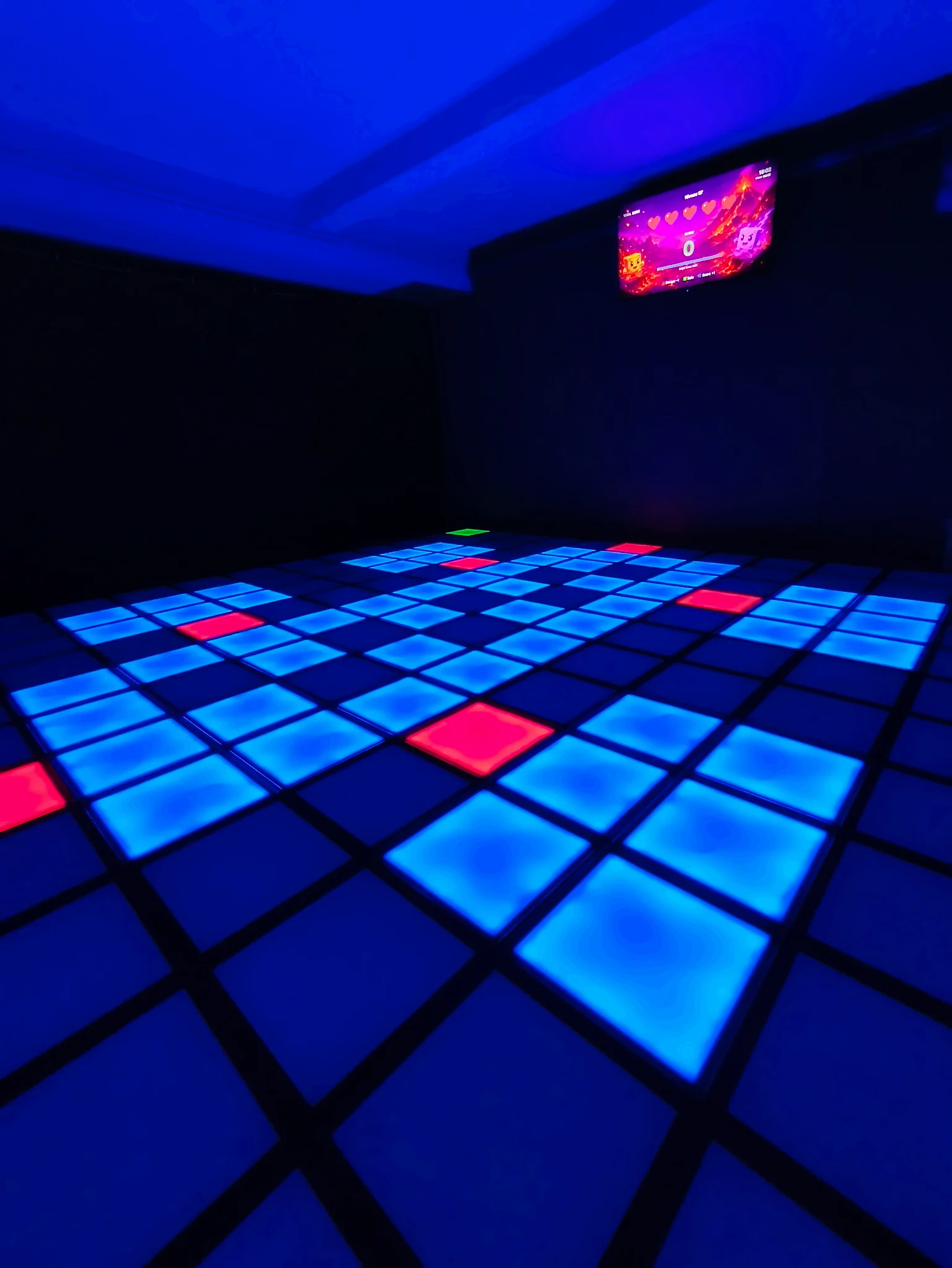Installation Pixel Arena avec sol interactif lumineux et écran de jeu